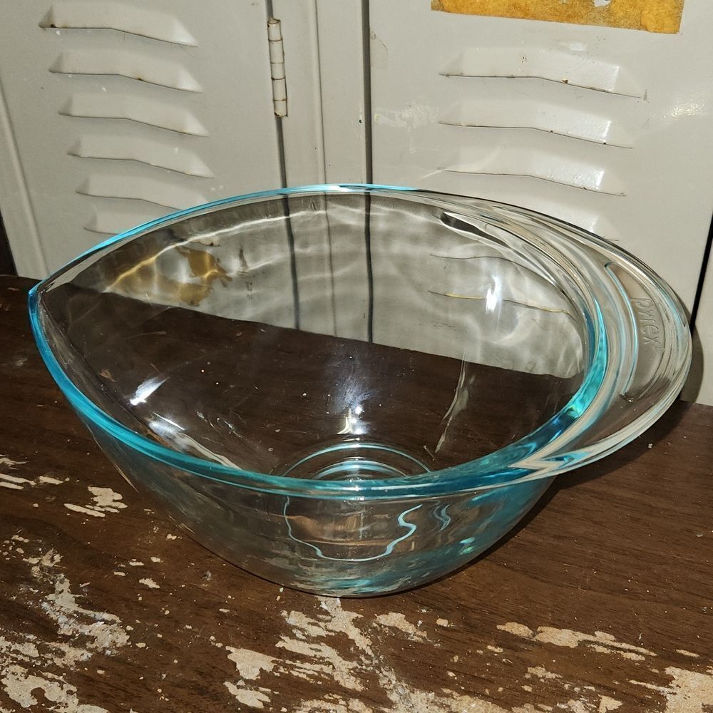 Pyrex 2.5 Quart Tear Drop Mixing Bowl Clear with Aqua/Turquoise Tint Vintage